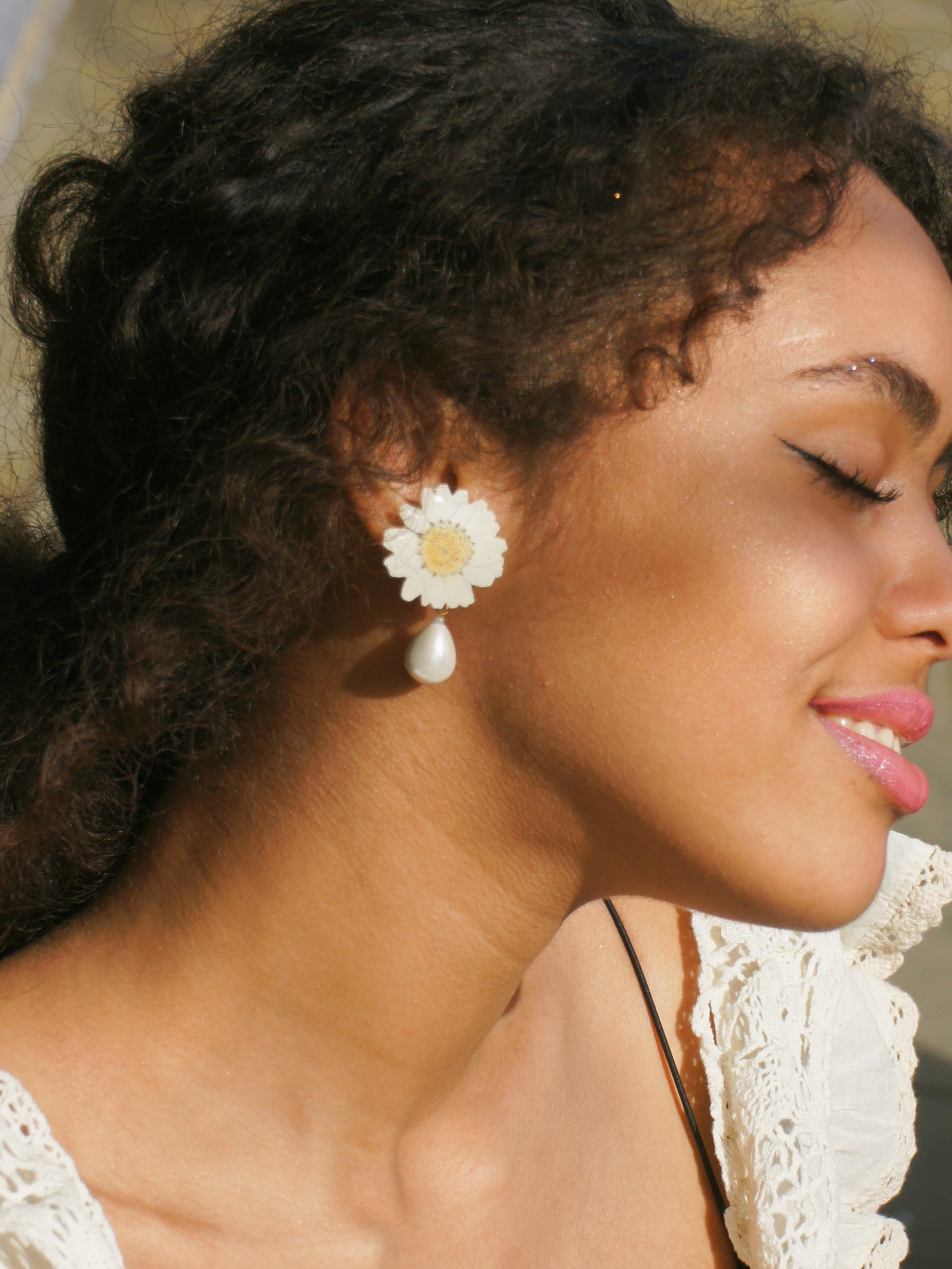 *REAL FLOWER* White Daisy Clip-on Earrings with Teardrop Pearl