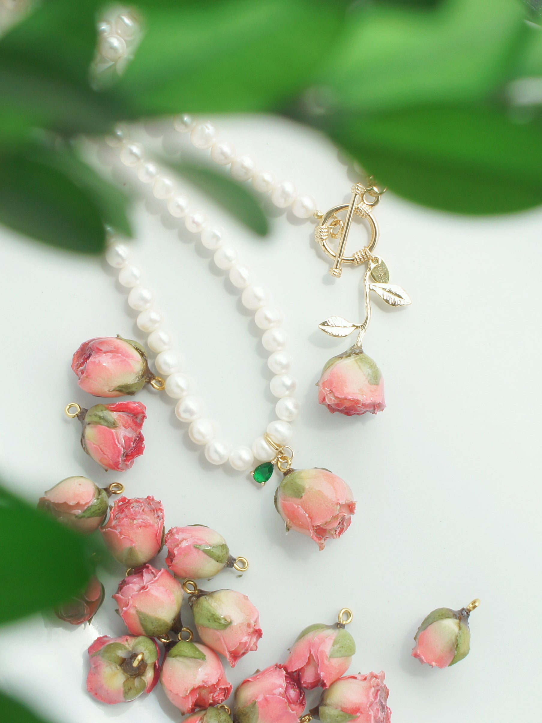 *REAL FLOWER* Bella Rosa Rosebud and Freshwater Pearl Necklace with Green Crystal