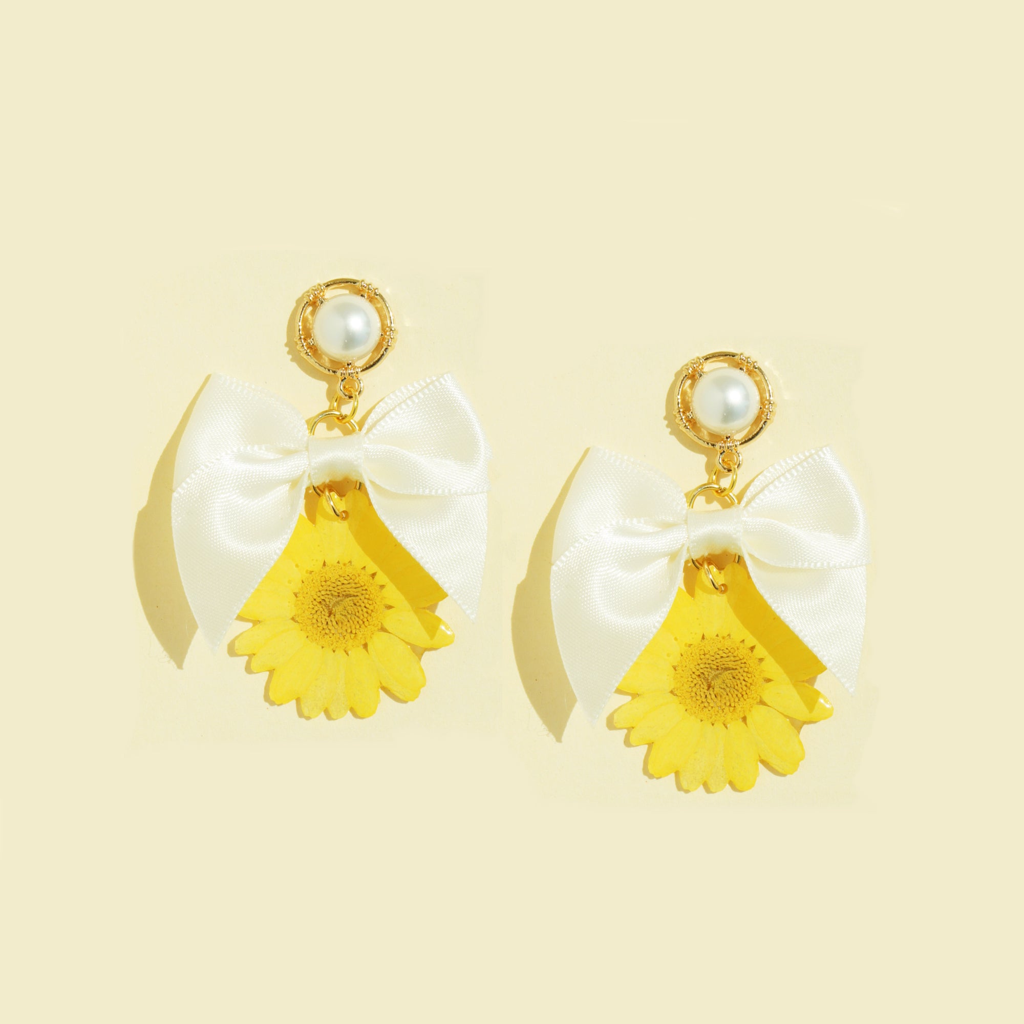 *REAL FLOWER* Daisy and Ribbon Bow Drop Earrings with Pearl Studs