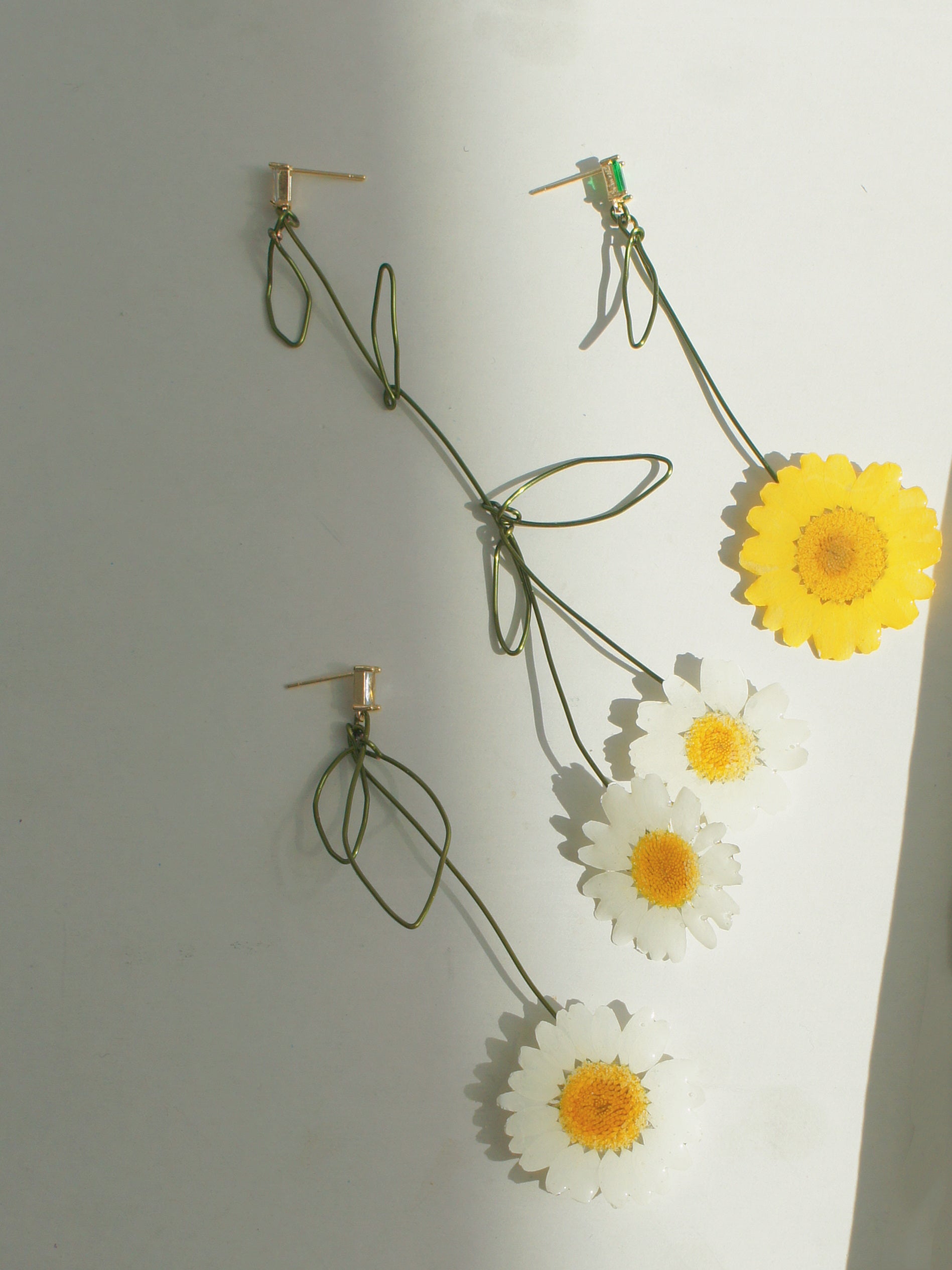 *REAL FLOWER* Single Daisy Earring w Wired Stem & Leaves