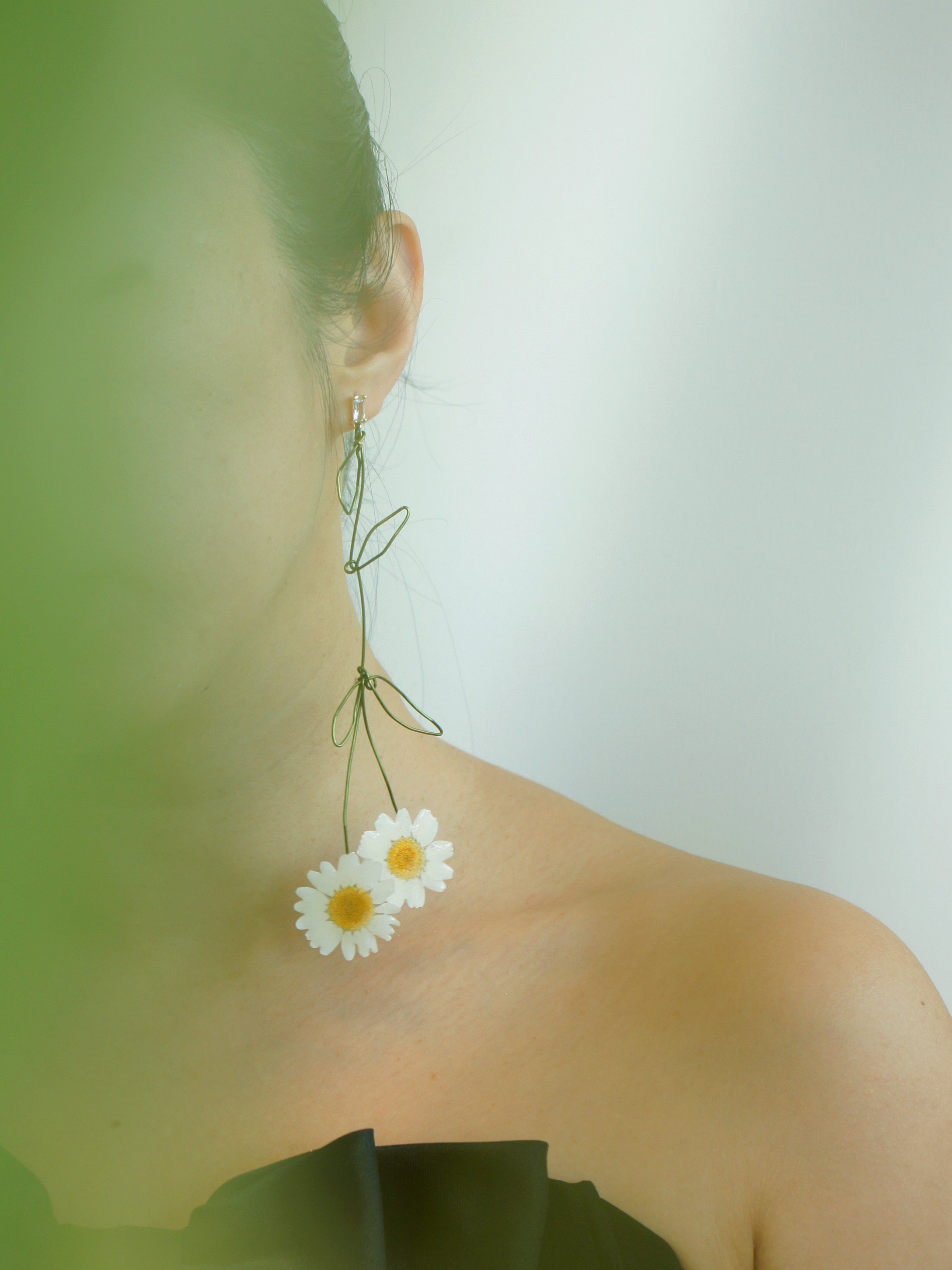 *REAL FLOWER* Single Daisy Earring w Wired Stem & Leaves