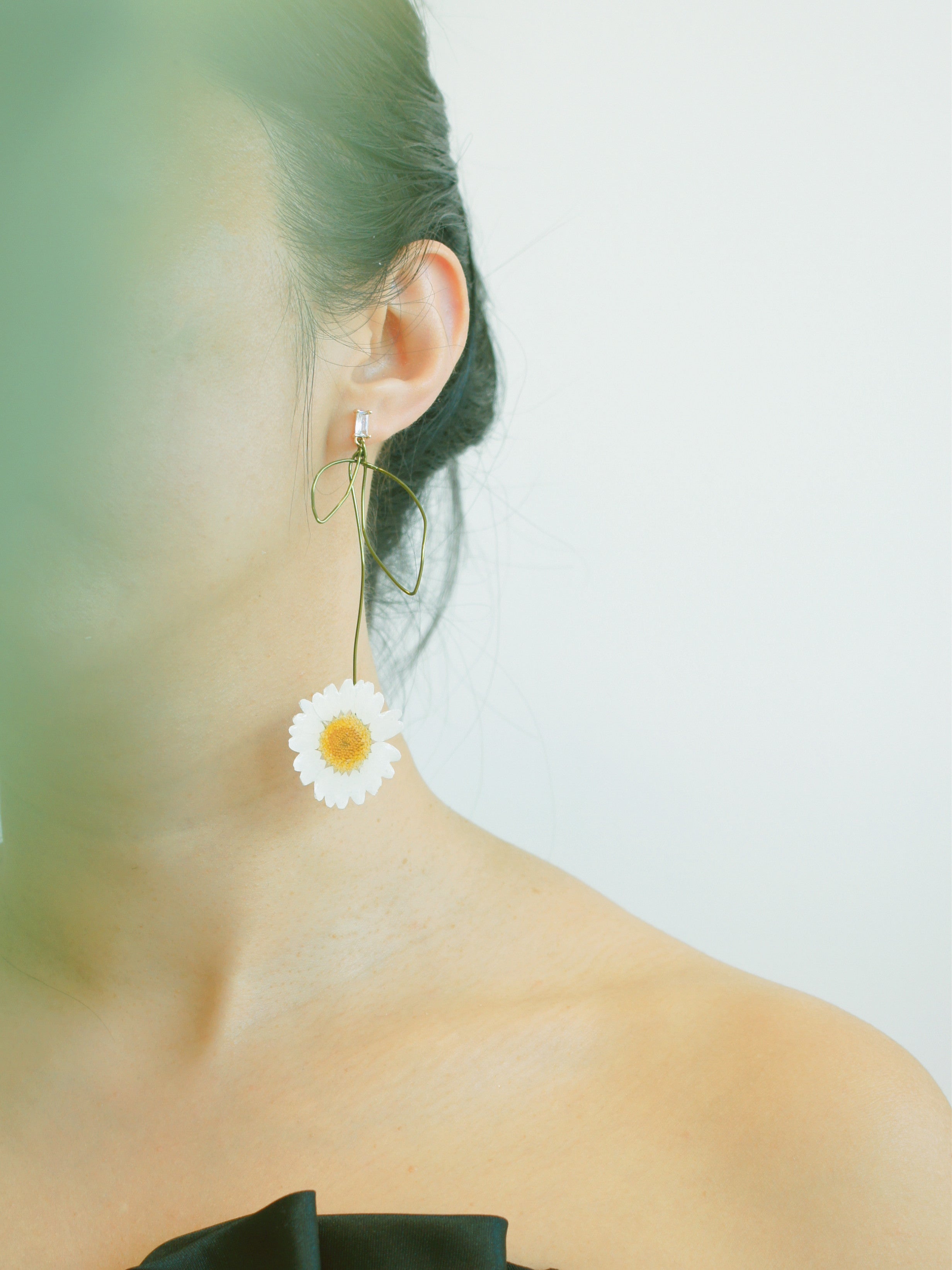 *REAL FLOWER* Single Daisy Earring w Wired Stem & Leaves