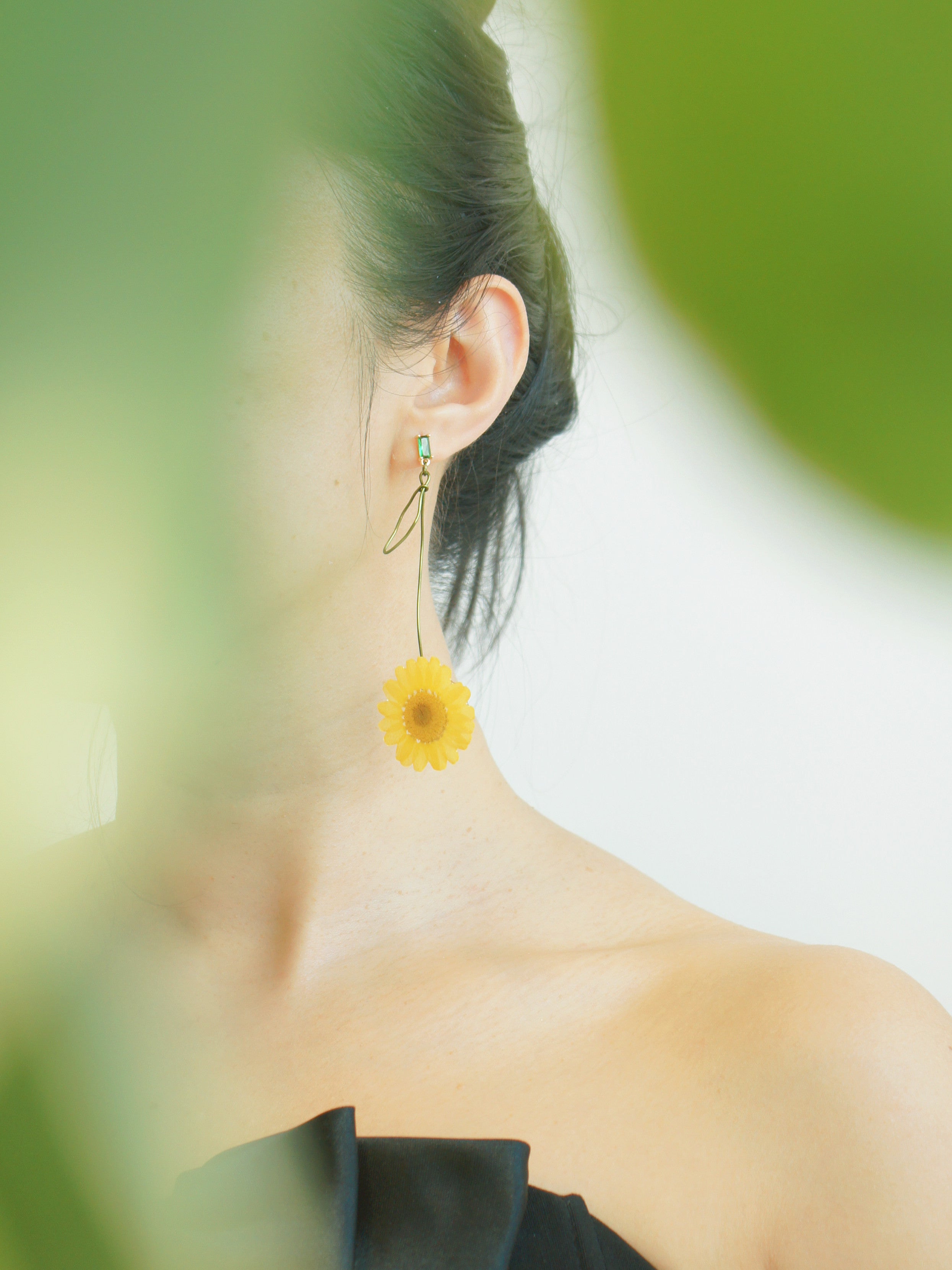 *REAL FLOWER* Single Daisy Earring w Wired Stem & Leaves