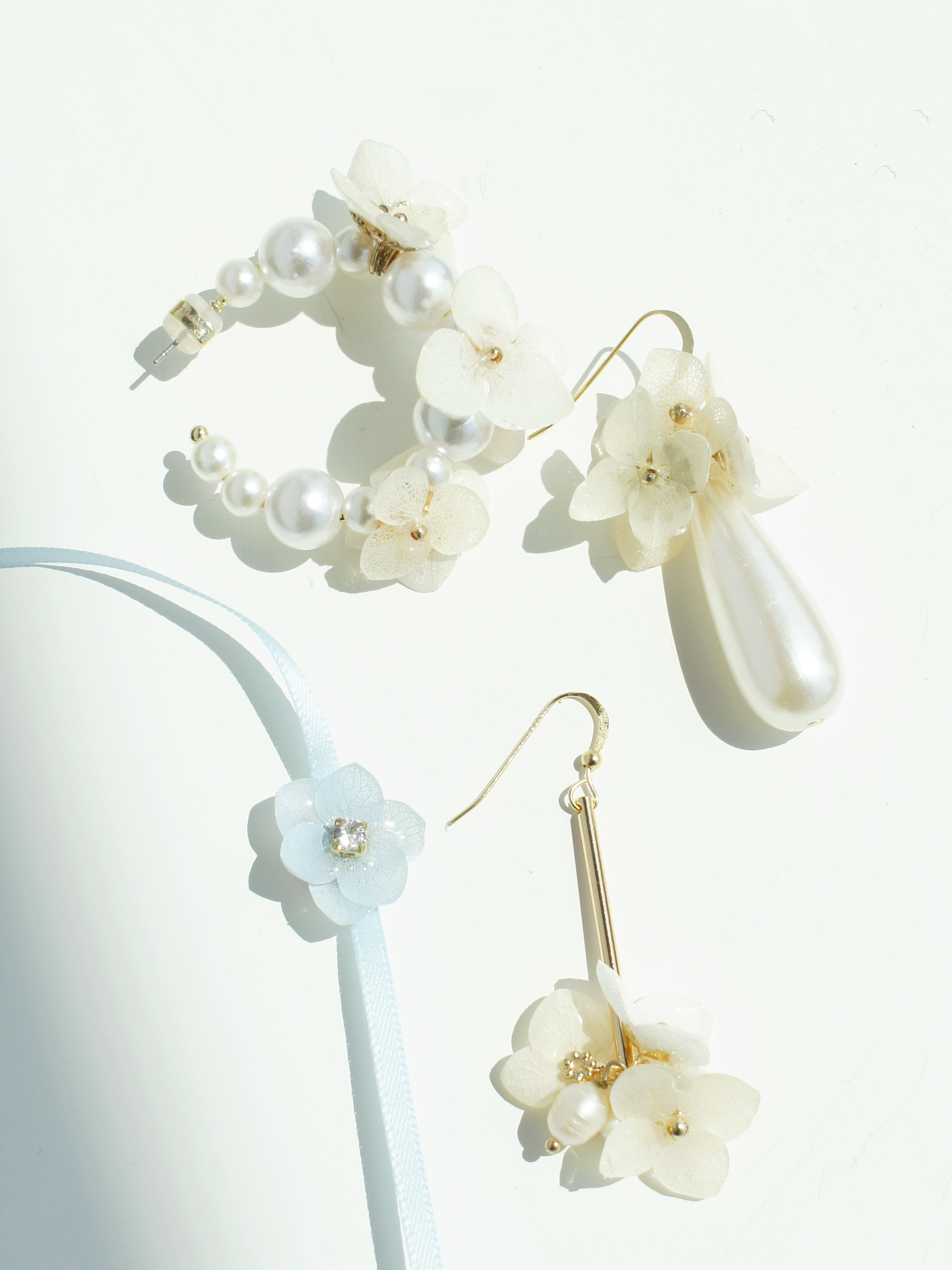 *REAL FLOWER* Verena Hydrangea Blooming Flowers and Cylinder Drop Earrings