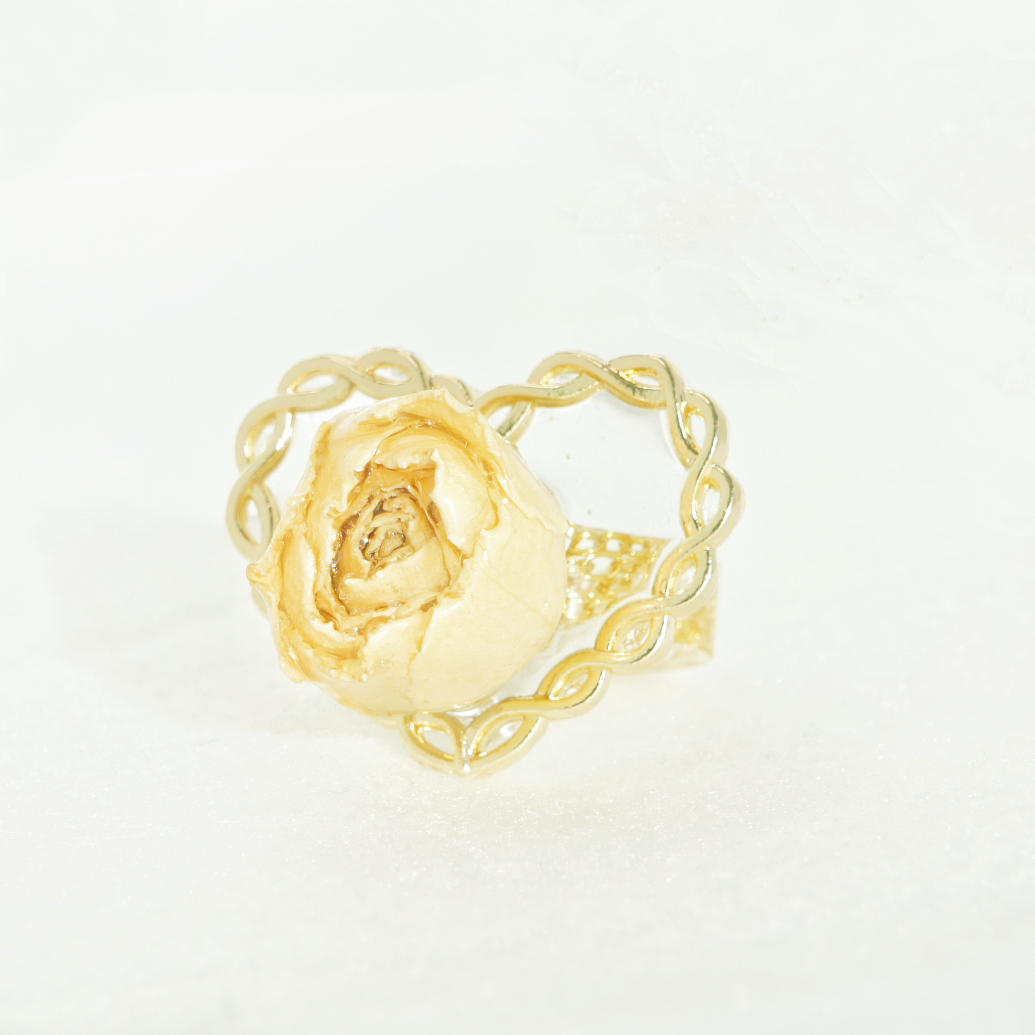 *REAL FLOWER* Rosa Blanca Rosebud Resin Ring on Golden Rope Heart