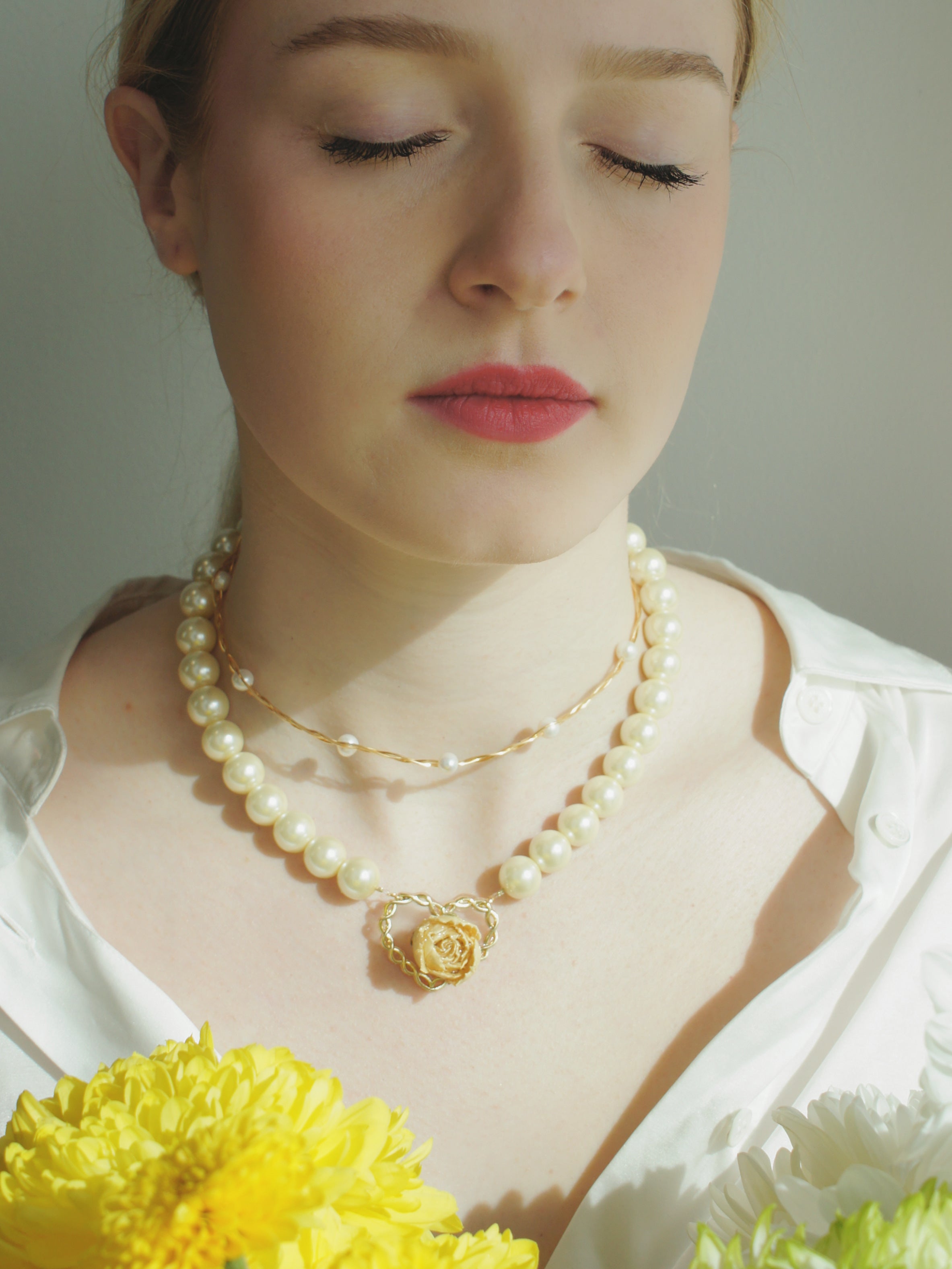 *REAL FLOWER* Rosa Blanca Pearl Necklace with Rosebud Pendant on Golden Rope Heart