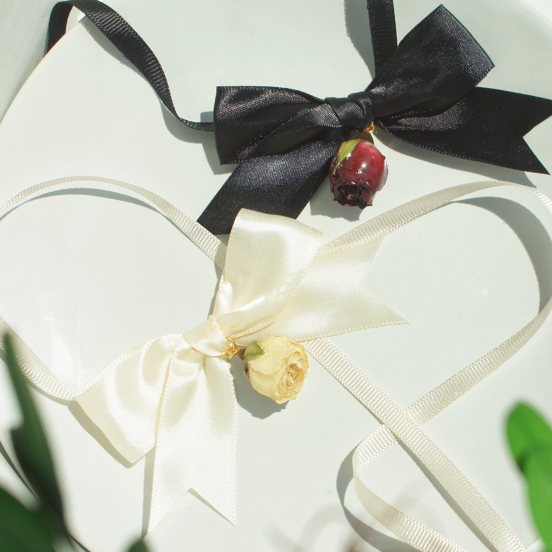 *REAL FLOWER* Rosa Blanca Rosebud and Satin Ribbon Bow Choker