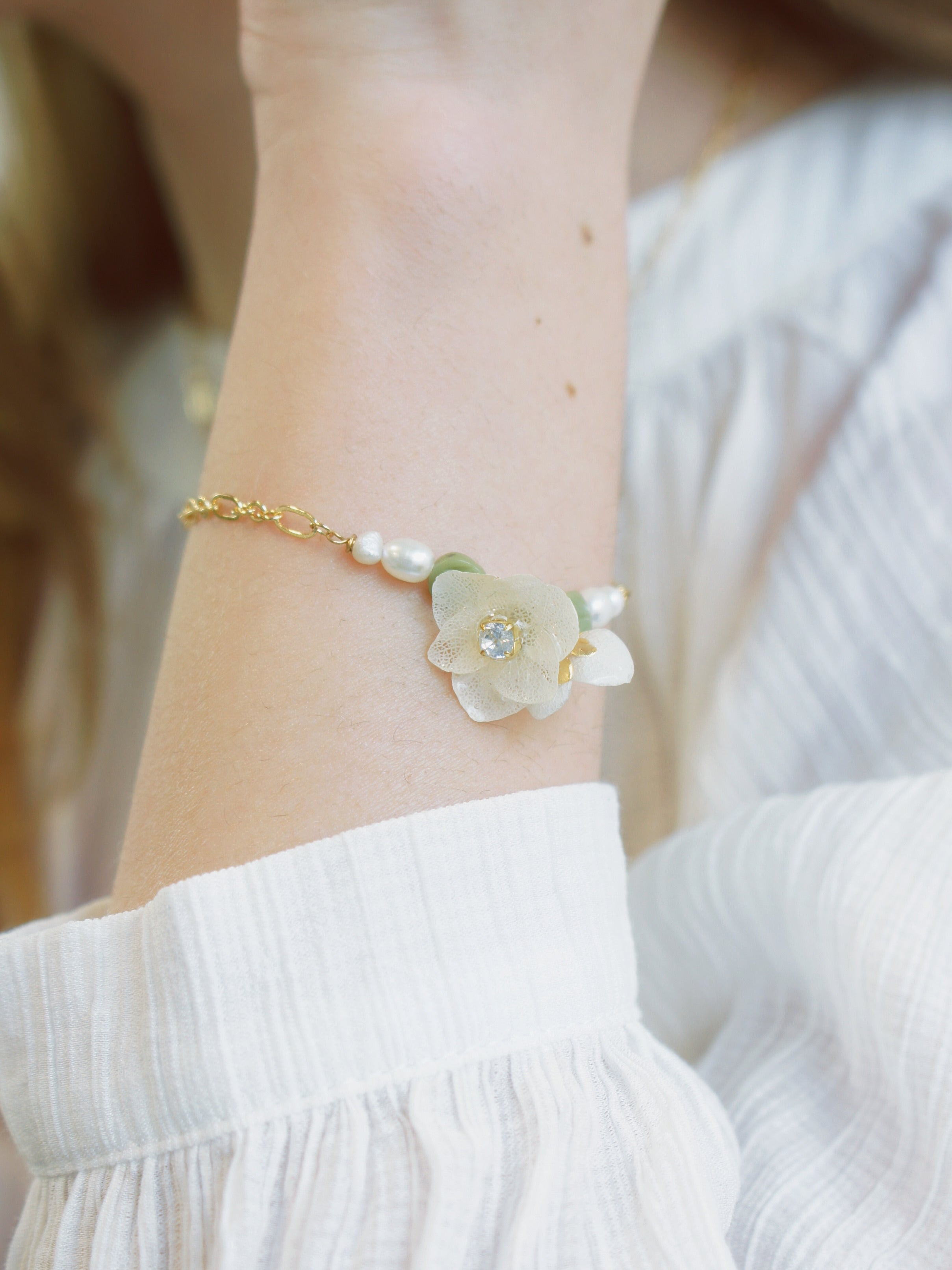 *REAL FLOWER* Verena Hydrangea Bracelet with Double Flowers, Freshwater Pearl and Coral Leaves