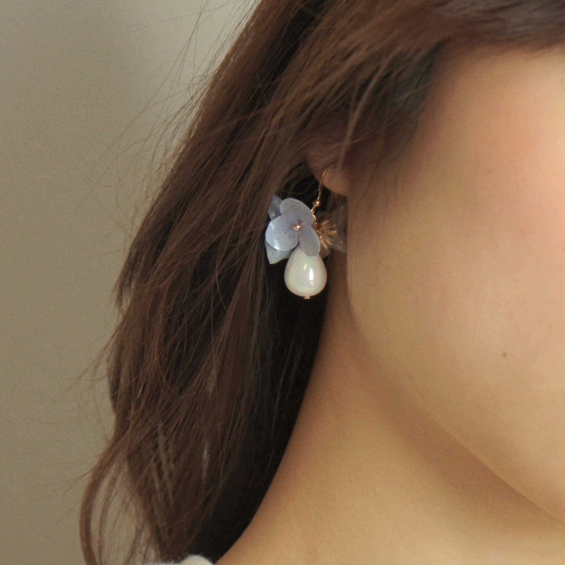 *REAL FLOWER* Libelle Hydrangea Flower and Teardrop Pearl Earrings