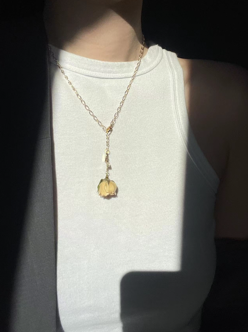 *REAL FLOWER* Rosa Blanca Adjustable Chain Necklace with Rosebud Pendant