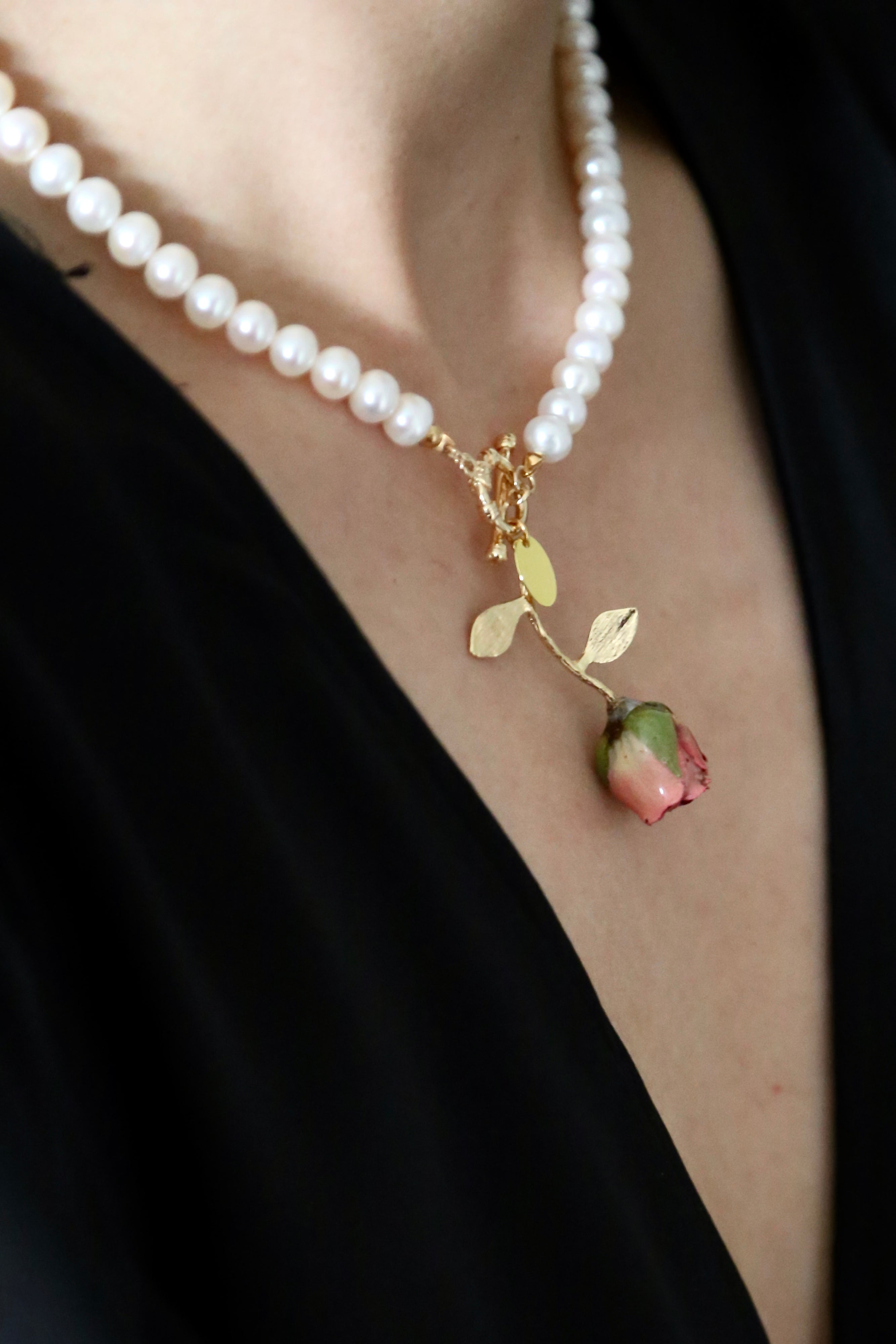 *REAL FLOWER* Bella Rosa Rosebud and Freshwater Pearl Necklace