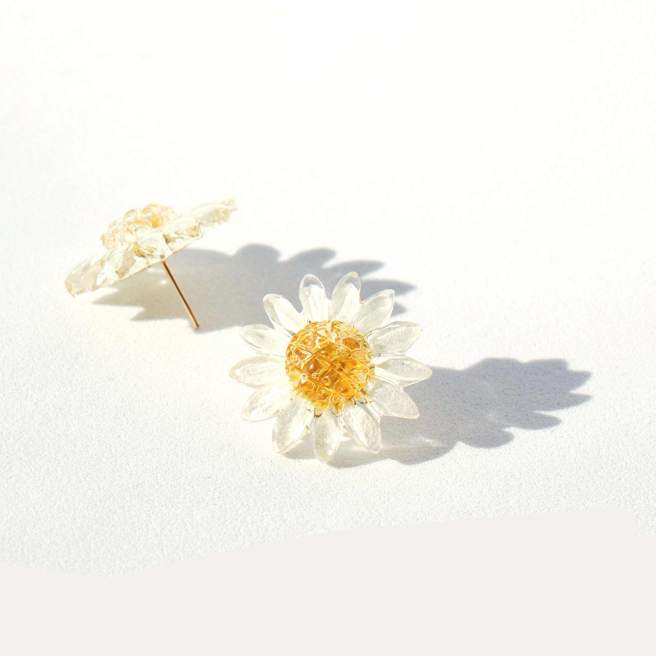 *REAL FLOWER* Reborn White Daisy Stud Earrings