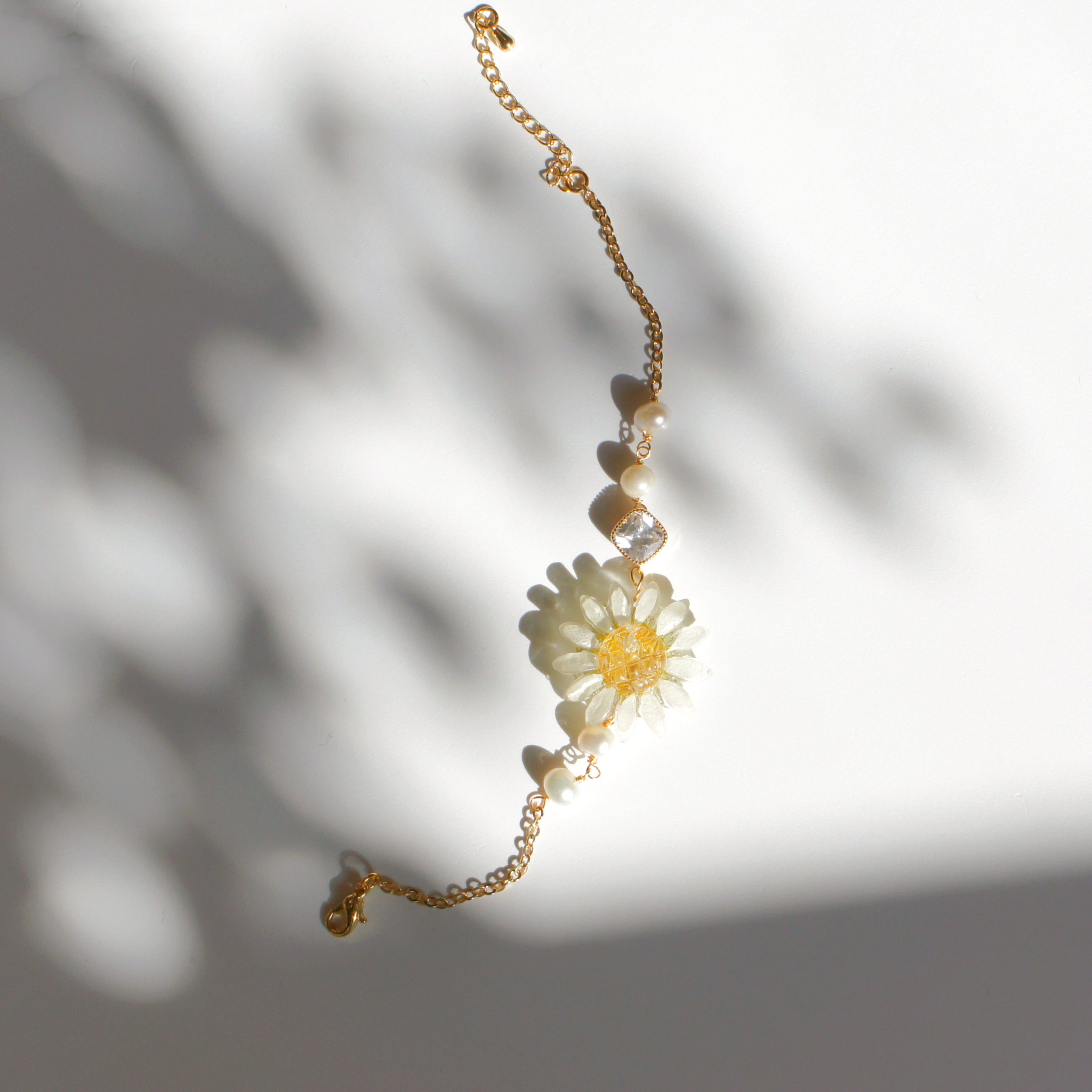 *REAL FLOWER* Reborn White Daisy Bracelet, Freshwater Pearls & Gold-plated