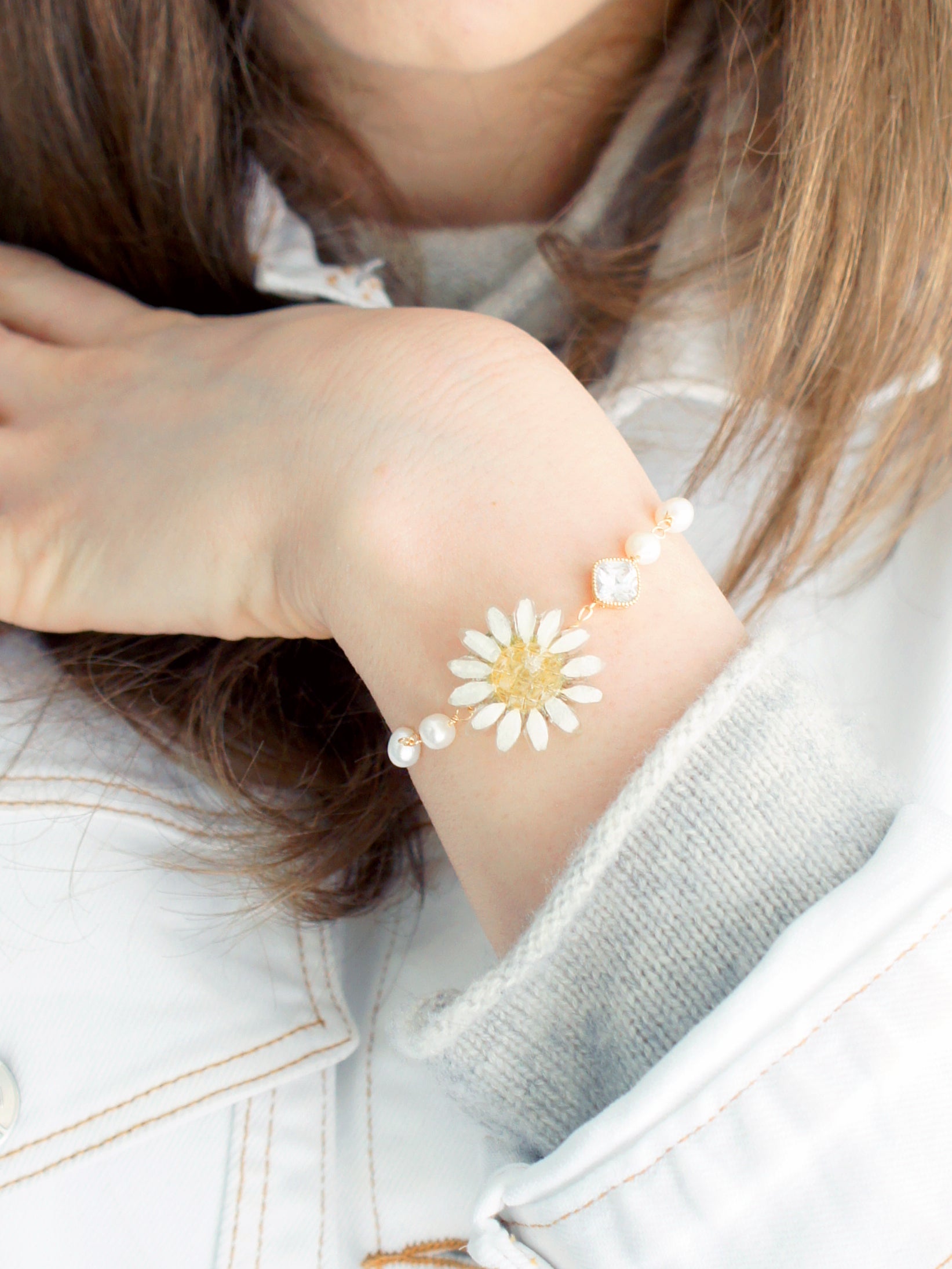 *REAL FLOWER* Reborn White Daisy Bracelet, Freshwater Pearls & Gold-plated