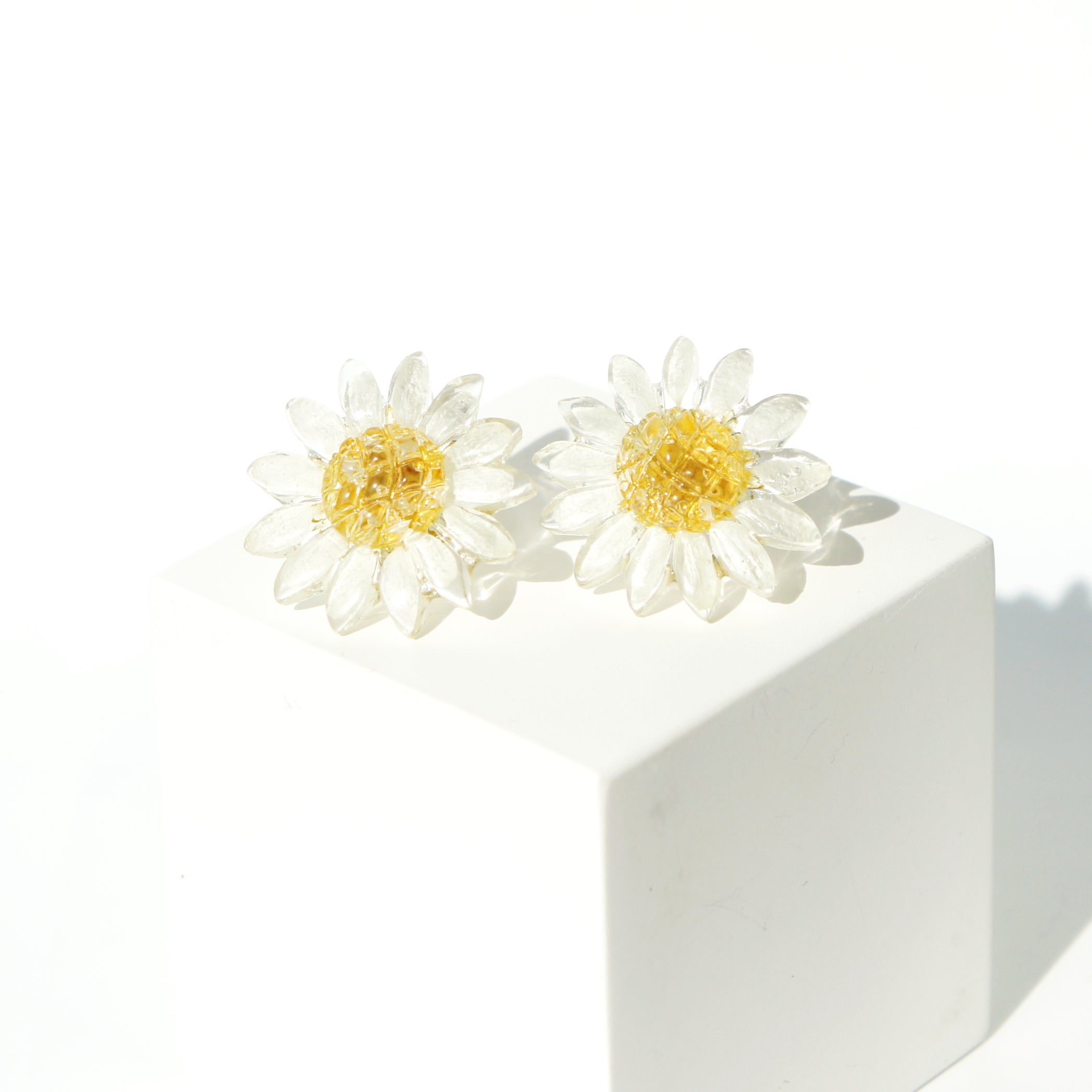 *REAL FLOWER* Reborn White Daisy Stud Earrings