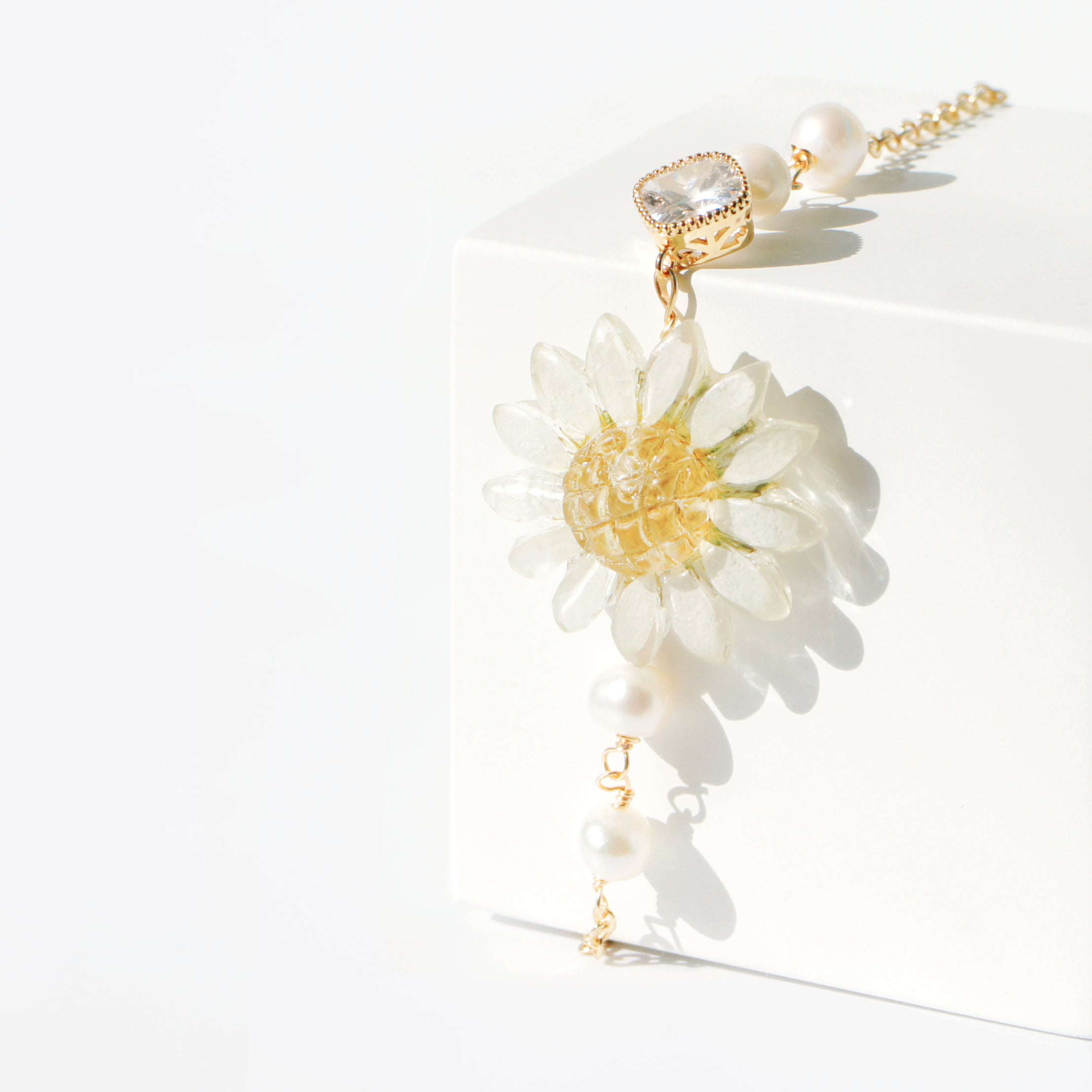 *REAL FLOWER* Reborn White Daisy Bracelet, Freshwater Pearls & Gold-plated