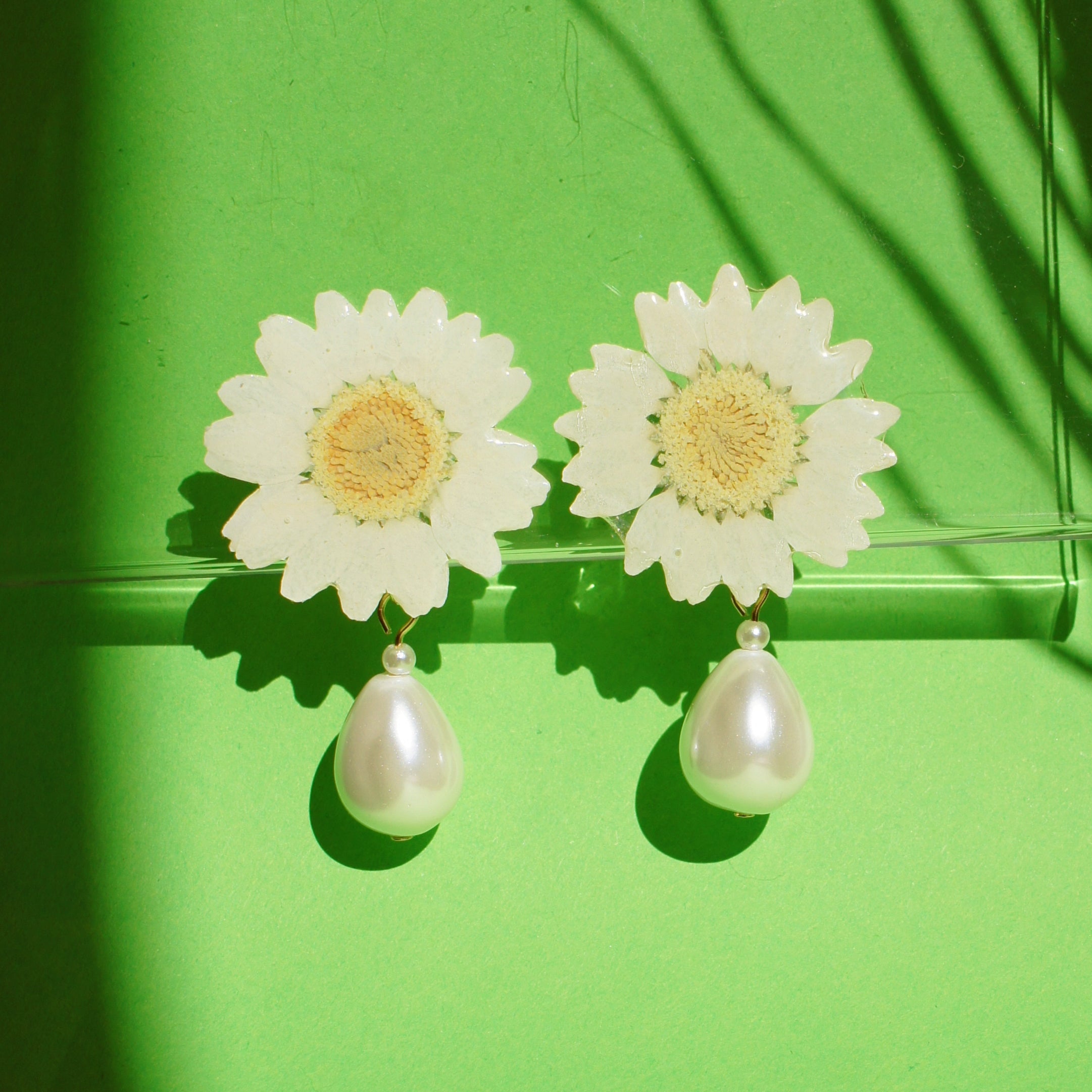 *REAL FLOWER* White Daisy Clip-on Earrings with Teardrop Pearl