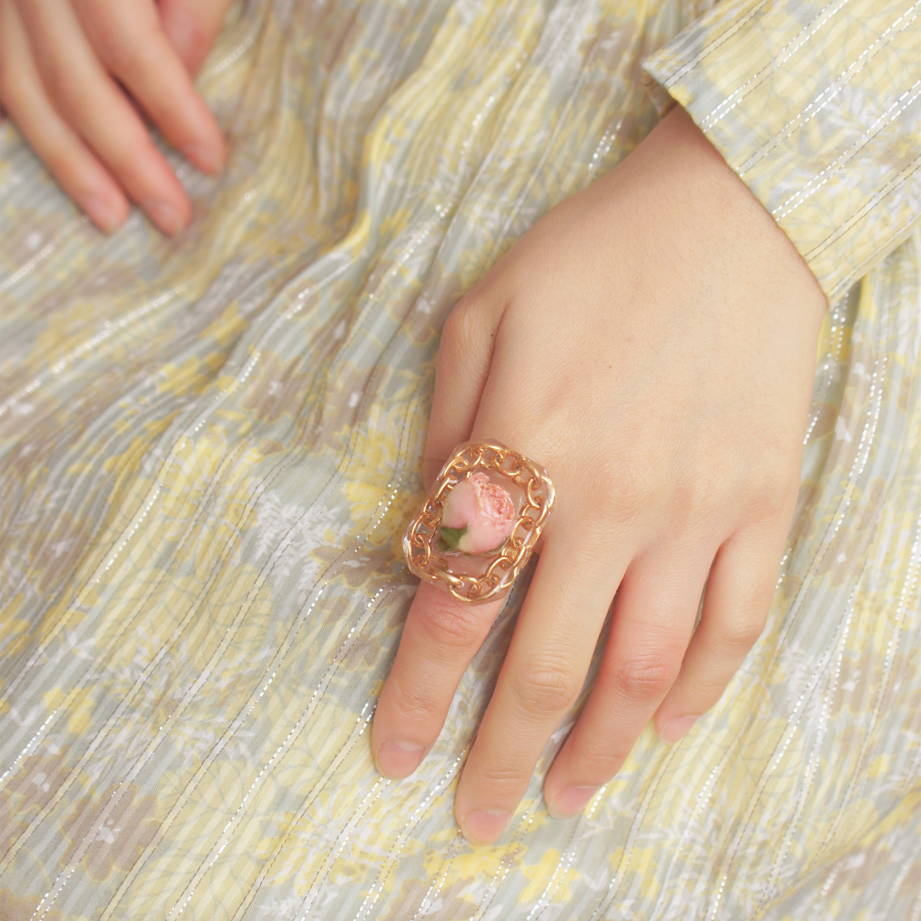*REAL FLOWER* Queen Anne Rosebud and Chain Frame Ring