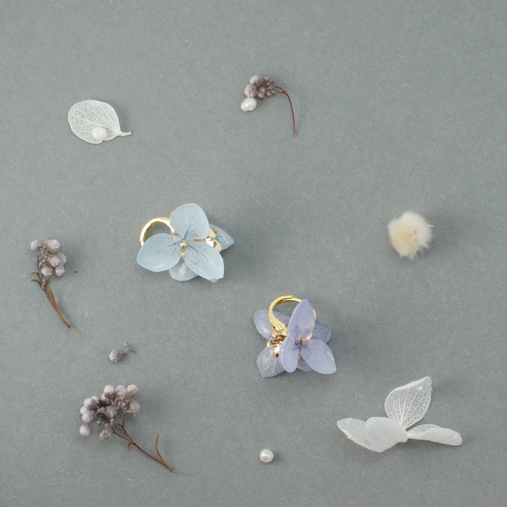 *REAL FLOWER* Libelle Hydrangea Flower Huggie Earrings
