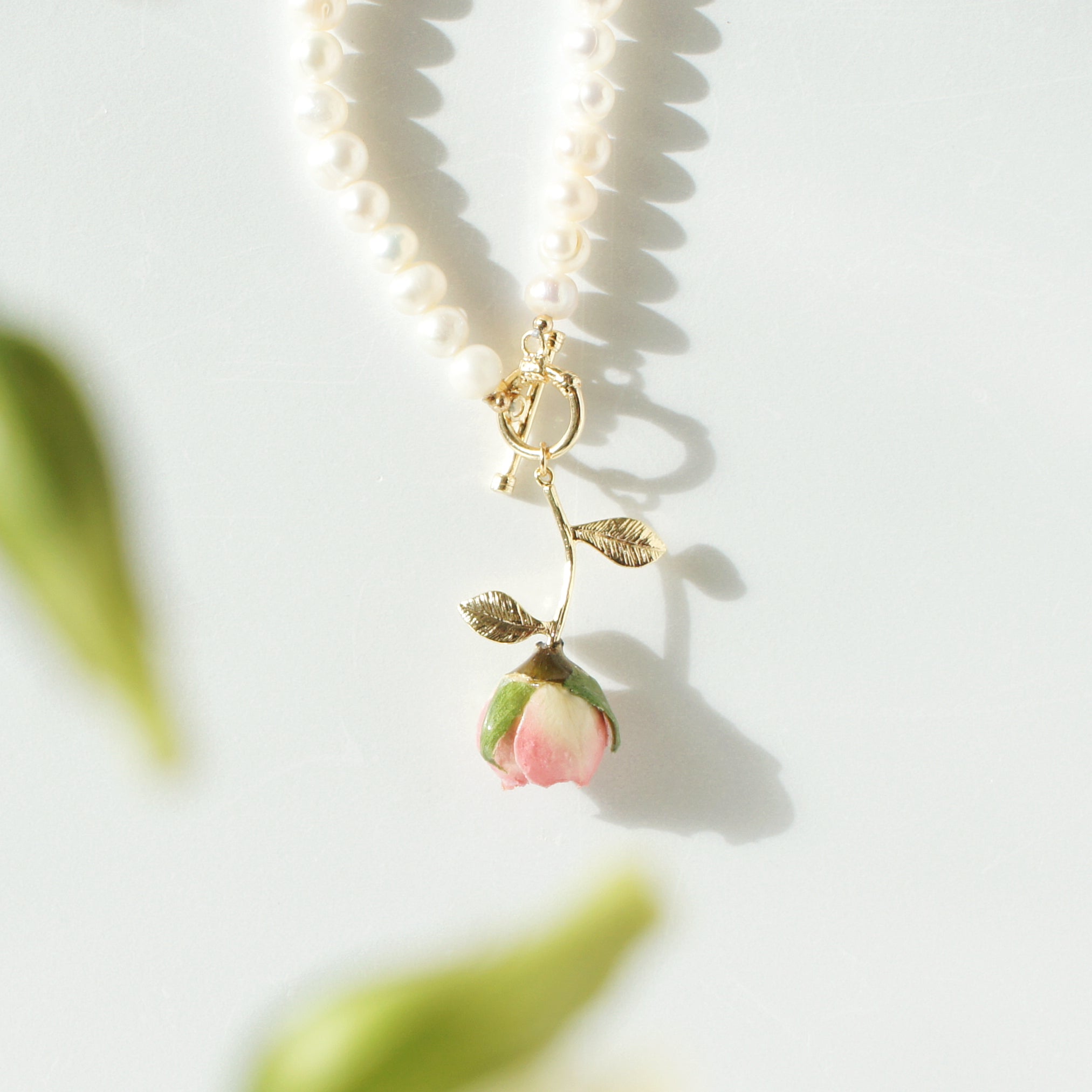 *REAL FLOWER* Bella Rosa Rosebud and Freshwater Pearl Necklace