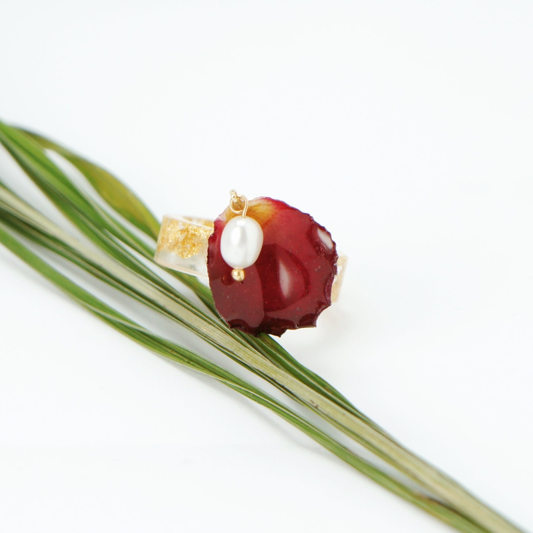 *REAL FLOWER* Grande Amore Rose Petal Ring with Freshwater Pearl